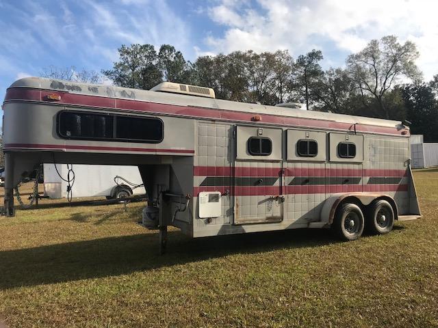 1990 Sundowner 3H GN w/weekender Horse Trailer 1990 Sundowner 3H GN w/weekender Horse Trailer