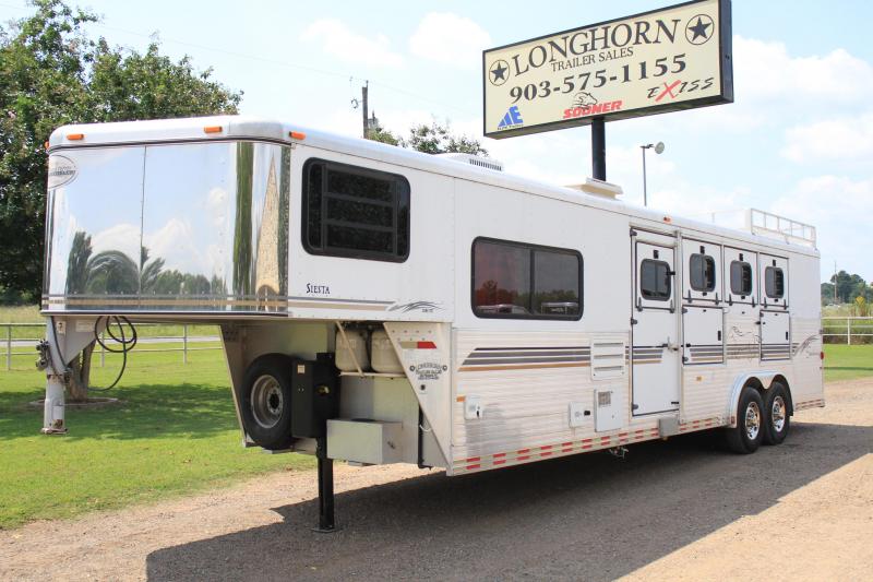2000 Sundowner 4 Horse with 9' LQ + Mangers 2000 Sundowner 4 Horse with 9' LQ + Mangers