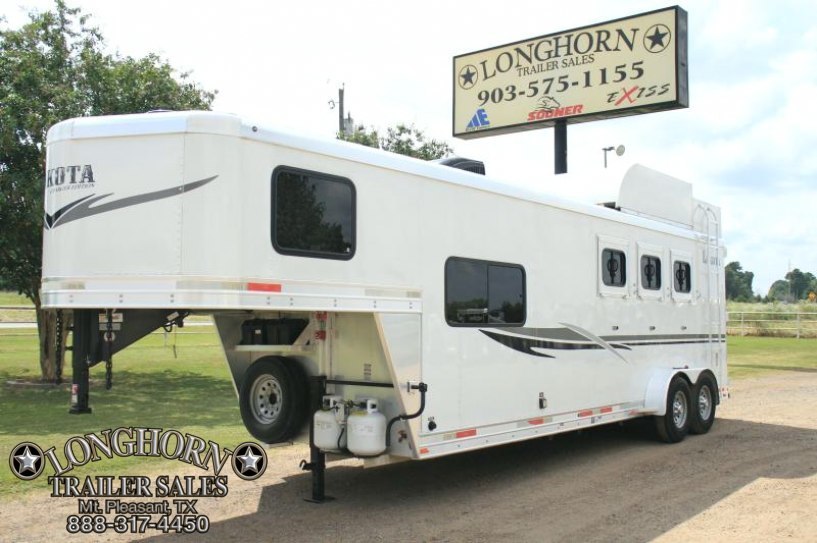 2014 Lakota 3 Horse 9' LQ with Haypod 2014 Lakota 3 Horse 9' LQ with Haypod