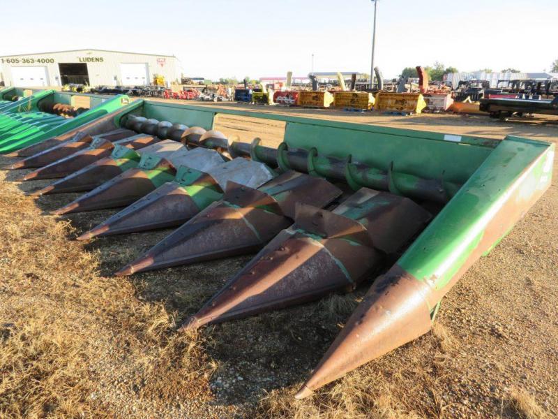 Used John Deere 844 8W Corn head Used John Deere 844 8W Corn head