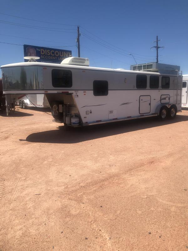 2005 Classic Manufacturing 3H GN LQ W/ GENERATOR Horse Trailer 2005 Classic Manufacturing 3H GN LQ W/ GENERATOR Horse Trailer