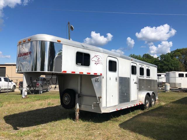 2004 Sooner 3 horse gooseneck w/7 shortwall Horse Trailer 2004 Sooner 3 horse gooseneck w/7 shortwall Horse Trailer