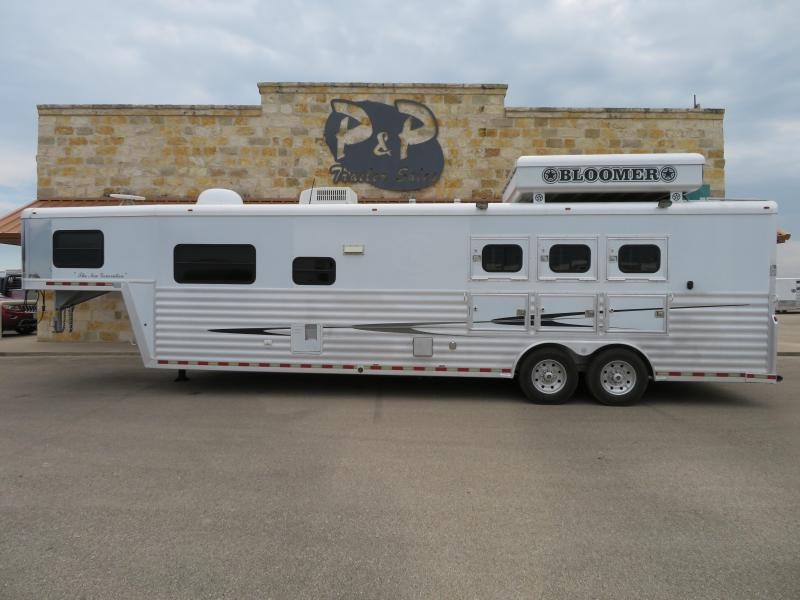 2006 Bloomer 3H 15SW Horse Trailer w/ sofa & dinette 2006 Bloomer 3H 15SW Horse Trailer w/ sofa & dinette