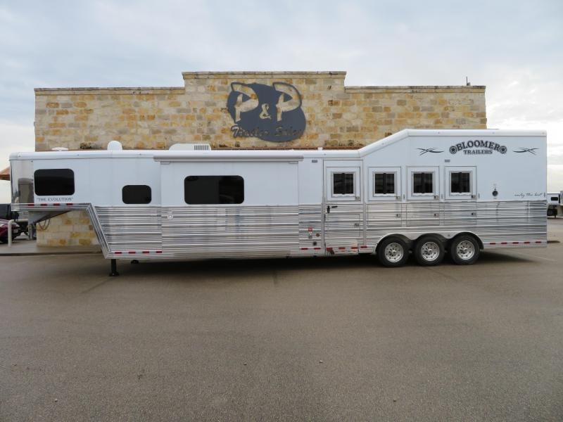 2019 Bloomer Trailer Manufacturing 4 Horse 15.5 ft Short wall PC load Horse Trailer 2019 Bloomer Trailer Manufacturing 4 Horse 15.5 ft Short wall PC load Horse Trailer