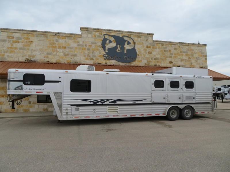 2000 Bloomer Trailers 3 Horse 13' SW 2000 Bloomer Trailers 3 Horse 13' SW