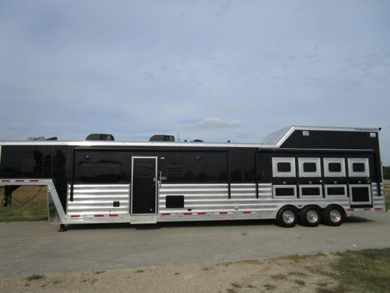 2016 Featherlite Trailers 4 Horse Reverse Load w/ 18' SW and Onan Generator 2016 Featherlite Trailers 4 Horse Reverse Load w/ 18' SW and Onan Generator