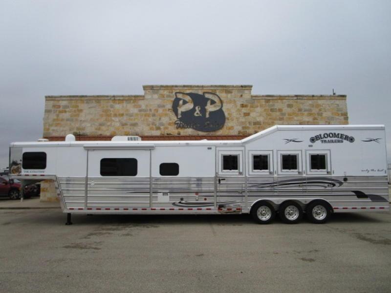 2019 Bloomer Trailers 4 Horse 15'10" Short Wall 2019 Bloomer Trailers 4 Horse 15'10" Short Wall
