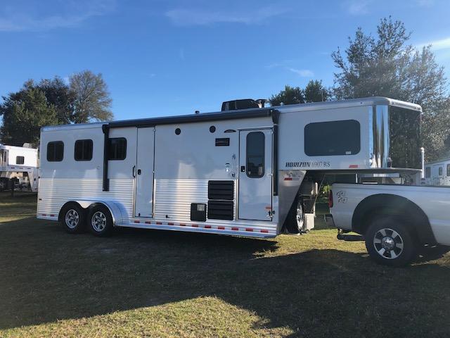 2019 Sundowner Trailers Horizon 3H 6907 LQ Horse Trailer 2019 Sundowner Trailers Horizon 3H 6907 LQ Horse Trailer