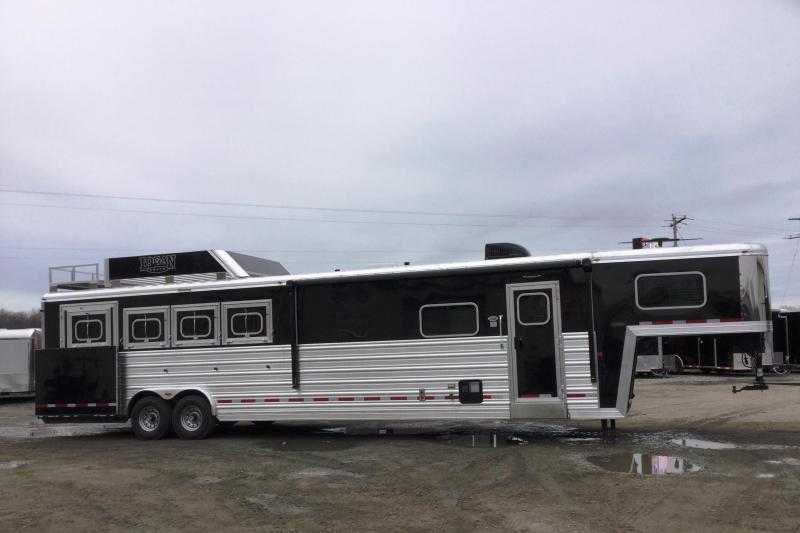 ***HUGE BLOWOUT!!! 2017 LOGAN COACH RAZOR 4 HORSE 812 PLATINUM LIVING QUARTERS WITH SIDE LOAD AND FULL REAR TACK ***HUGE BLOWOUT!!! 2017 LOGAN COACH RAZOR 4 HORSE 812 PLATINUM LIVING QUARTERS WITH SIDE LOAD AND FULL REAR TACK