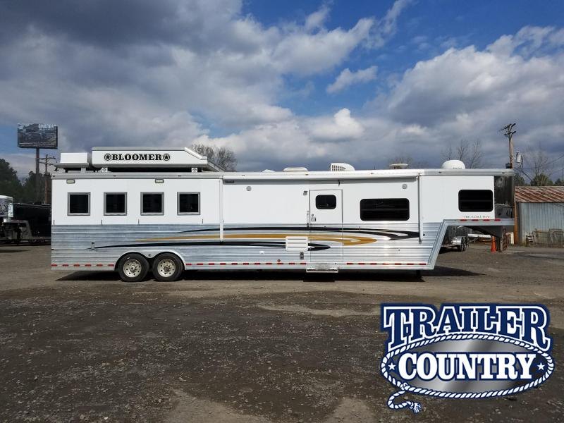 2007 Bloomer Trailer Manufacturing BLOOMER THE EVOLUTION 4H LQ WITH 16 SHORT WALL Horse Trailer 2007 Bloomer Trailer Manufacturing BLOOMER THE EVOLUTION 4H LQ WITH 16 SHORT WALL Horse Trailer