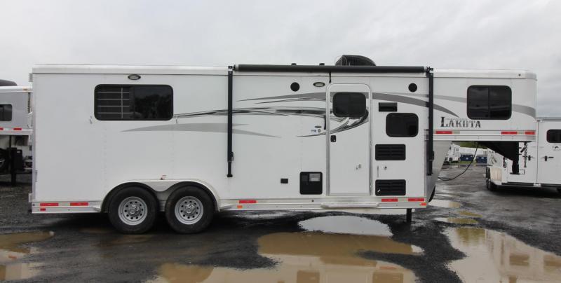 2016 Lakota Charger 6' 9" W 7'sw Living Quarters 3 Horse Trailer 2016 Lakota Charger 6' 9" W 7'sw Living Quarters 3 Horse Trailer