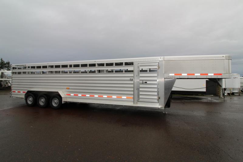 2019 Featherlite 8127 All Aluminum 30ft Triple Axle Livestock Trailer - Dual Center Gates 2019 Featherlite 8127 All Aluminum 30ft Triple Axle Livestock Trailer - Dual Center Gates