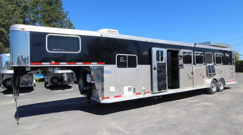2007 Logan Coach Aluminum XT 4 Horse Trailer - Mid Tack w/ fold down bunks - 8'sw Living Quarters 2007 Logan Coach Aluminum XT 4 Horse Trailer - Mid Tack w/ fold down bunks - 8'sw Living Quarters