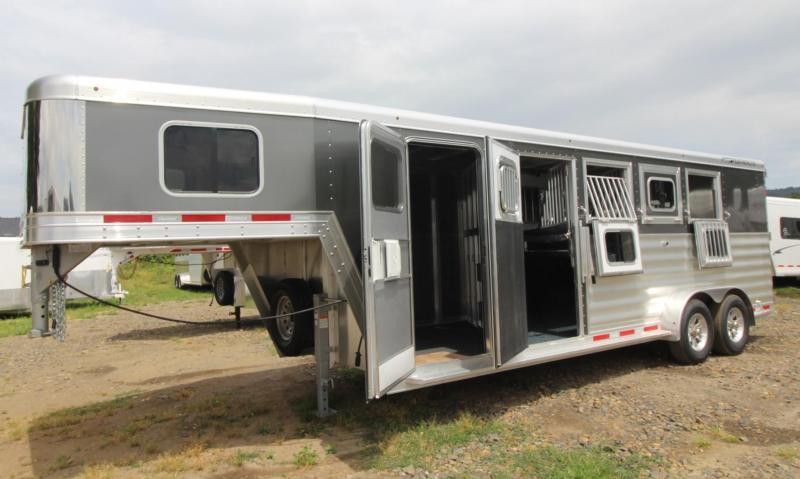 2020 Featherlite 7541 - Legend Edition - 4 Horse Trailer LARGE Dressing Room - Rear Tack 2020 Featherlite 7541 - Legend Edition - 4 Horse Trailer LARGE Dressing Room - Rear Tack