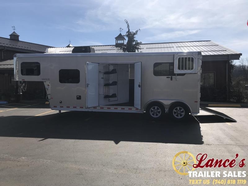 2020 Sundowner Charter 2 Horse Living Quarters L1HA7383 2020 Sundowner Charter 2 Horse Living Quarters L1HA7383