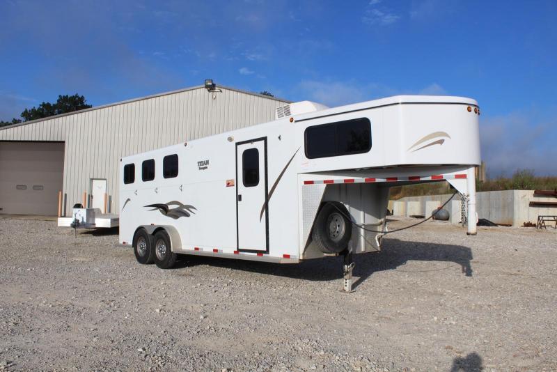 2002 Titan Trailers Horse Trailer 2002 Titan Trailers Horse Trailer