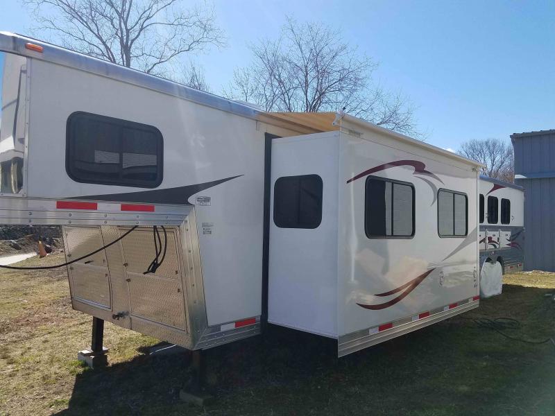 2013 Bison 3 Horse Slant With Living Quarters 2013 Bison 3 Horse Slant With Living Quarters
