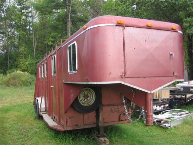 1989 Cherokee Trailers 2H GN Horse Trailer 1989 Cherokee Trailers 2H GN Horse Trailer