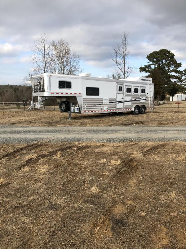 2019 Elite Trailers 4 Horse Mustang LQ Trailer 2019 Elite Trailers 4 Horse Mustang LQ Trailer