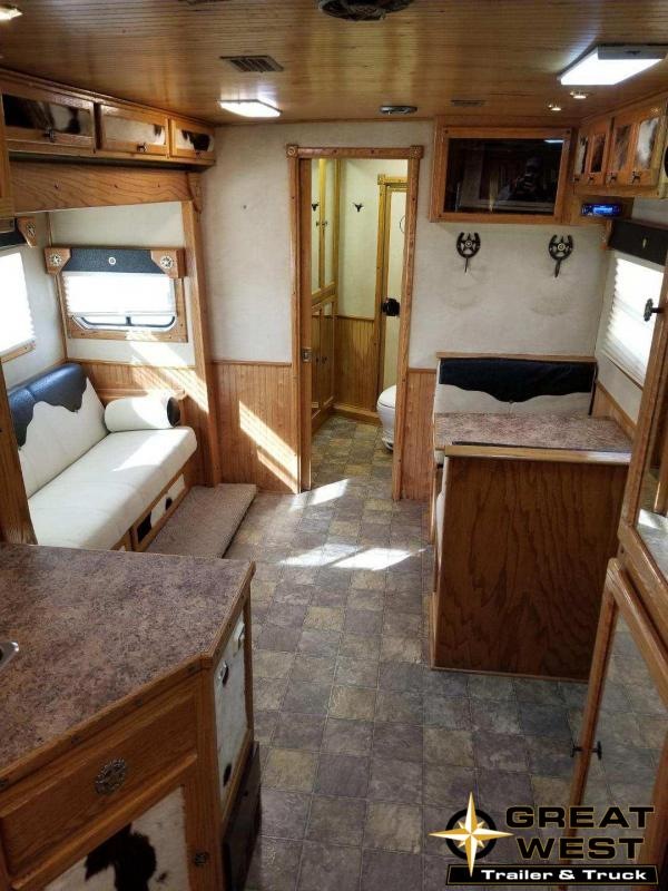 2005 Bloomer Trailer Manufacturing 4H LQ Horse Trailer 2005 Bloomer Trailer Manufacturing 4H LQ Horse Trailer