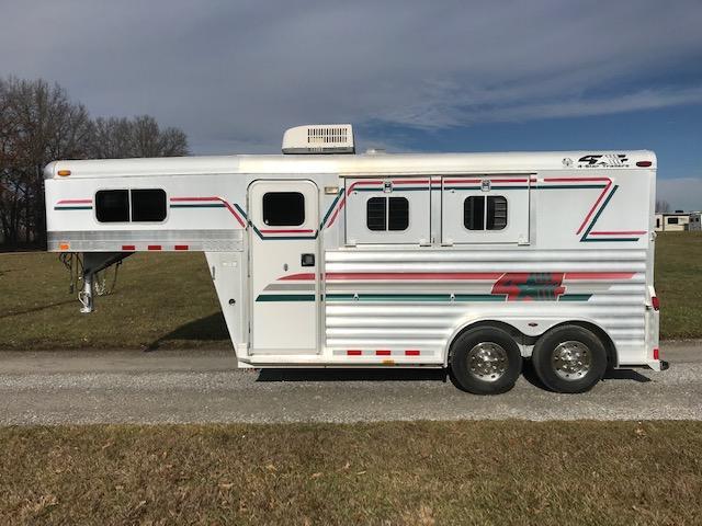 2003 4-Star Trailers Weekender Horse Trailer 2003 4-Star Trailers Weekender Horse Trailer