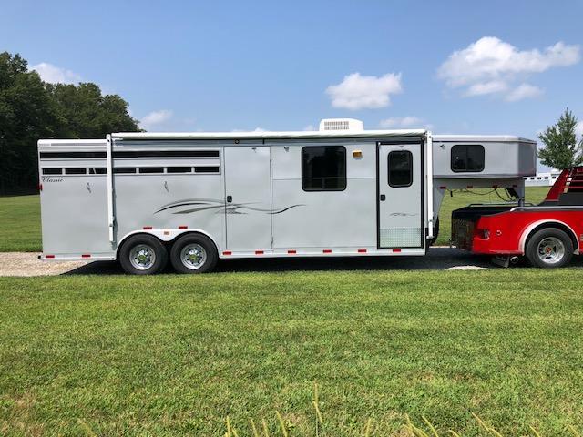 2006 Titan Trailers Stock Living Quarters Horse Trailer 2006 Titan Trailers Stock Living Quarters Horse Trailer