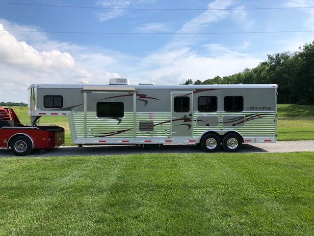 2010 Bison Trailers Stratus Horse Trailer 2010 Bison Trailers Stratus Horse Trailer