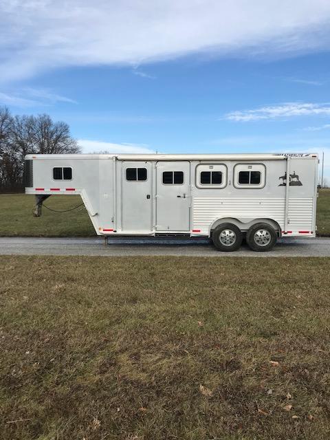 1996 Featherlite Slant Load Horse Trailer 1996 Featherlite Slant Load Horse Trailer