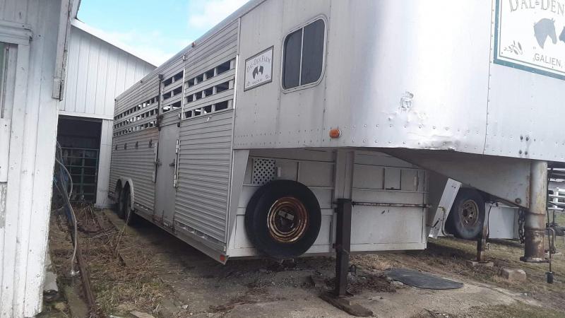1989 Sooner 8 x 28 Custom Aluminum Livestock Trailer 1989 Sooner 8 x 28 Custom Aluminum Livestock Trailer