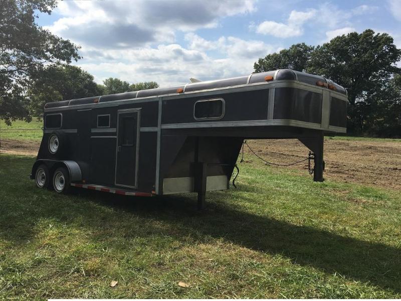 1987 S&S 2-Horse Straight-Load Gooseneck Horse Trailer 1987 S&S 2-Horse Straight-Load Gooseneck Horse Trailer