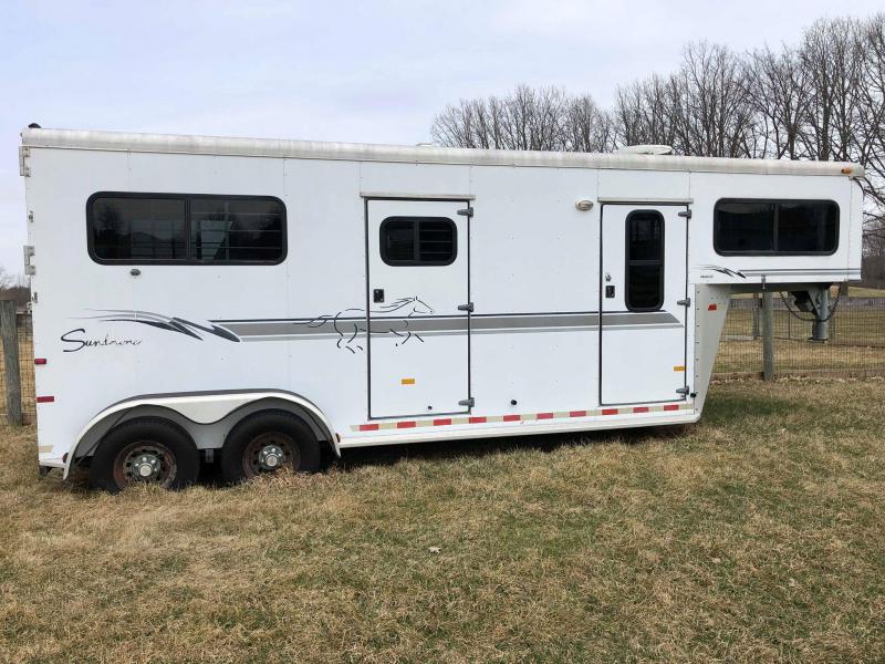 2002 Sundowner Valuelite 2H Straight Load Horse Trailer w/ Extra Height and Width 2002 Sundowner Valuelite 2H Straight Load Horse Trailer w/ Extra Height and Width