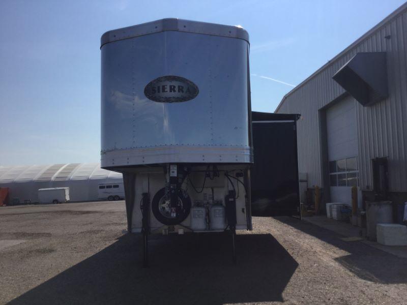 2017 Sierra 8317LQSL Horse Trailer 2017 Sierra 8317LQSL Horse Trailer
