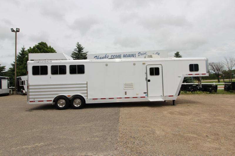 2015 Featherlite 3HR 13.5' LQ Horse Trailer 2015 Featherlite 3HR 13.5' LQ Horse Trailer