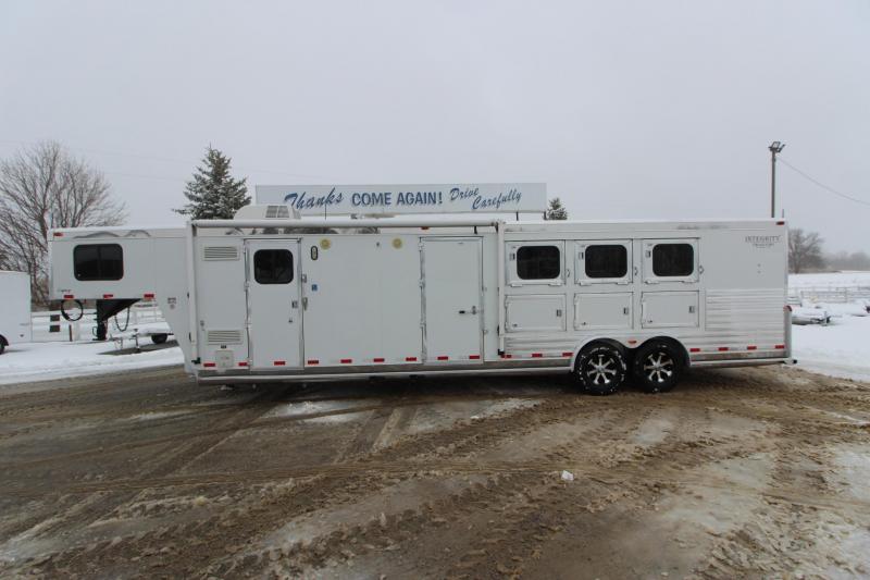 2003 Integrity Trailers 3HR LQ MT Horse Trailer 2003 Integrity Trailers 3HR LQ MT Horse Trailer