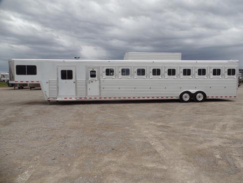 2005 Sterling Coach 10 Horse Trailer 2005 Sterling Coach 10 Horse Trailer