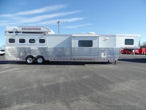 2007 Bloomer 4 Horse 17ft SW 7.5ft Slide Horse Trailer 2007 Bloomer 4 Horse 17ft SW 7.5ft Slide Horse Trailer