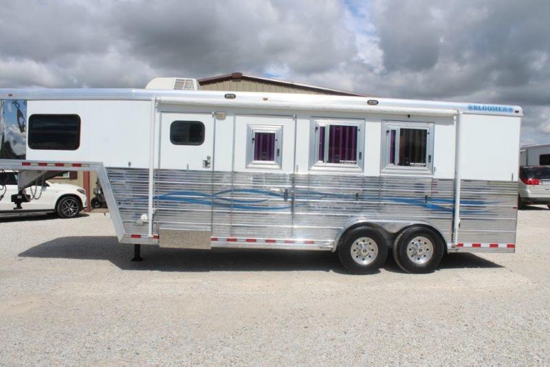 2007 Bloomer dressing room Horse Trailer 2007 Bloomer dressing room Horse Trailer