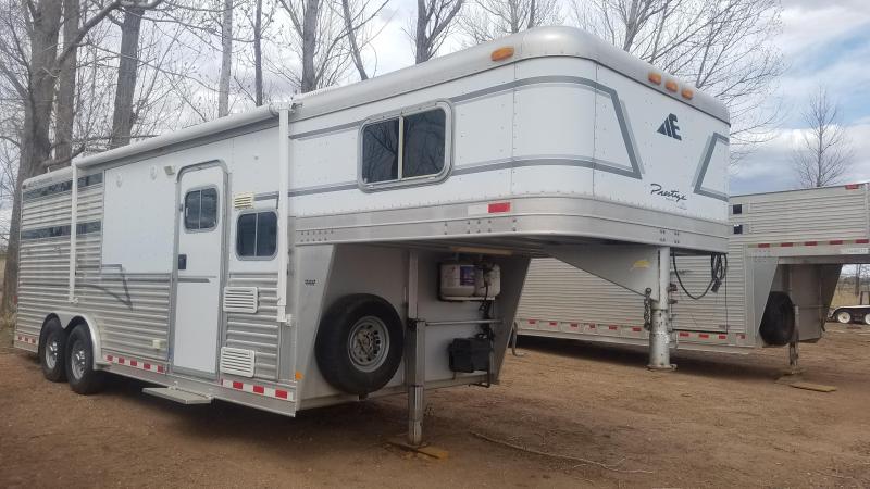 2002 Elite Trailers 3 HORSE W/ 9FT PRESTIGE LIVING QUARTER Horse Trailer 2002 Elite Trailers 3 HORSE W/ 9FT PRESTIGE LIVING QUARTER Horse Trailer