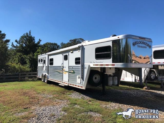 2006 Bloomer 3 Horse 17' Living Quarters w/Generator & 2nd Bedroom w/Bunk! 2006 Bloomer 3 Horse 17' Living Quarters w/Generator & 2nd Bedroom w/Bunk!