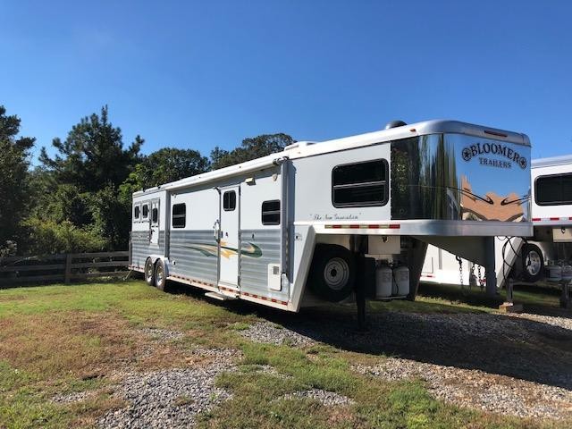 2006 Bloomer 3 Horse 17' Living Quarters w/Generator & 2nd Bedroom w/Bunk! 2006 Bloomer 3 Horse 17' Living Quarters w/Generator & 2nd Bedroom w/Bunk!