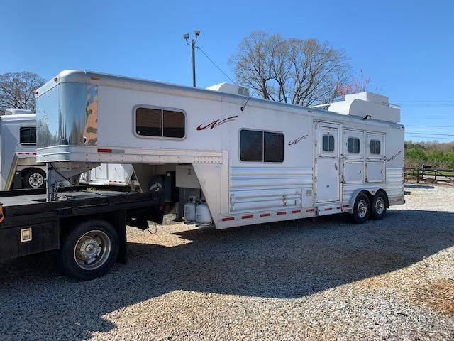 2016 Platinum 3 Horse 8'6 Sierra Living Quarters w/WERM FLOORING! GENTLY USED! 2016 Platinum 3 Horse 8'6 Sierra Living Quarters w/WERM FLOORING! GENTLY USED!